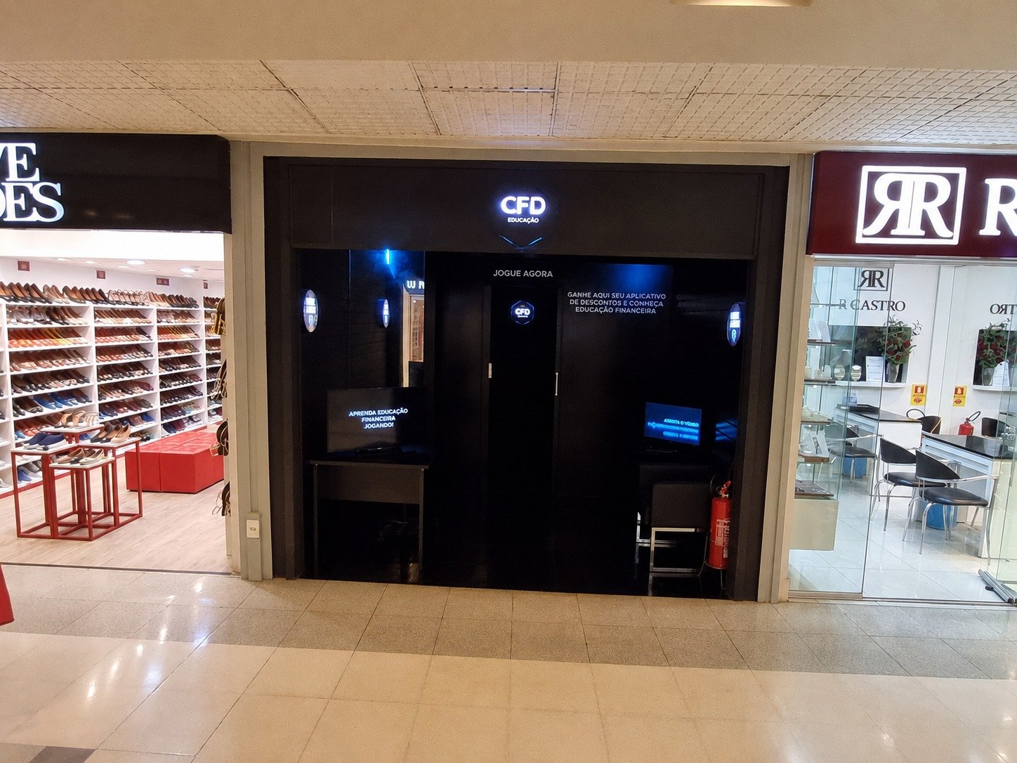 Interior da loja lúdica com estações de jogo