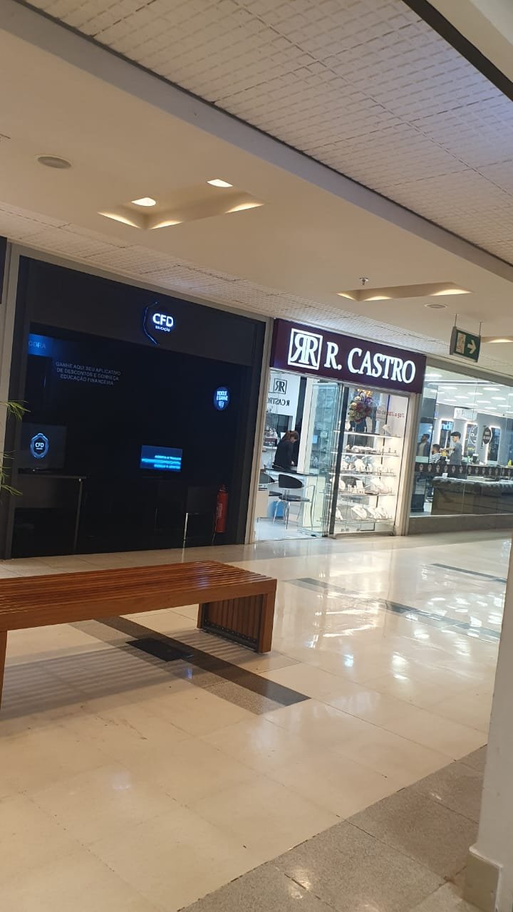 Interior da loja lúdica com estações de jogo